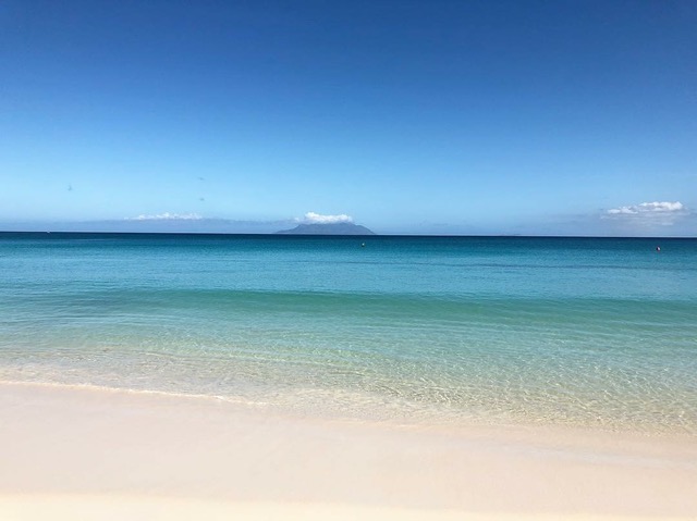 Mer turquoise avec île à l'horizon